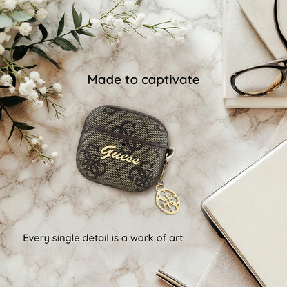 Guess 4G Charm hoesje voor Apple AirPods 4, Bruin