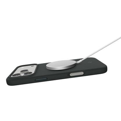 MagSafe hoesje voor Apple iPhone 17 Pro, Spigen, Silicone Fit, Groen