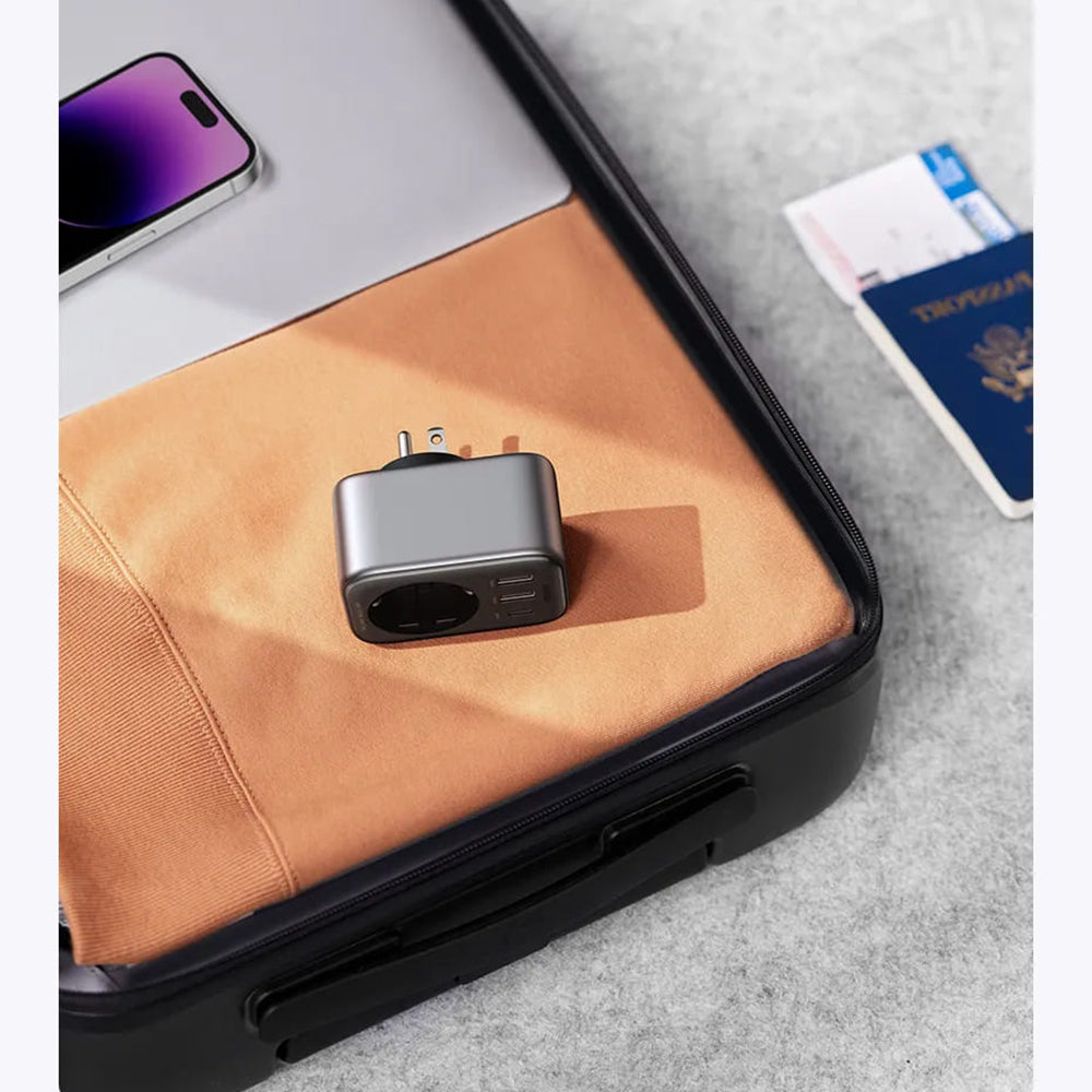 UGREEN 15289 US Netwerkoplader, 30W, 3A, 2 x USB-A - 1 x USB-C - 1 x Schuko, Zwart